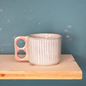 Tasse ADEKO - rayée noir, anse rose Coline