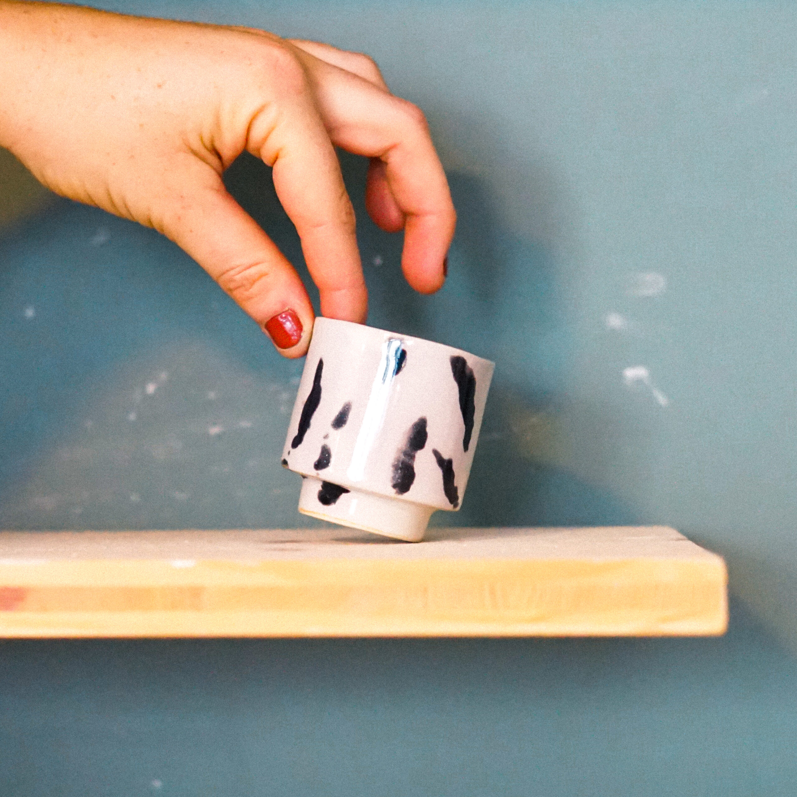 Tasse KAMO PM - blanc, tâches noires – Image 3