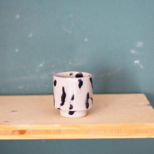 Tasse KAMO PM - blanc, tâches noires