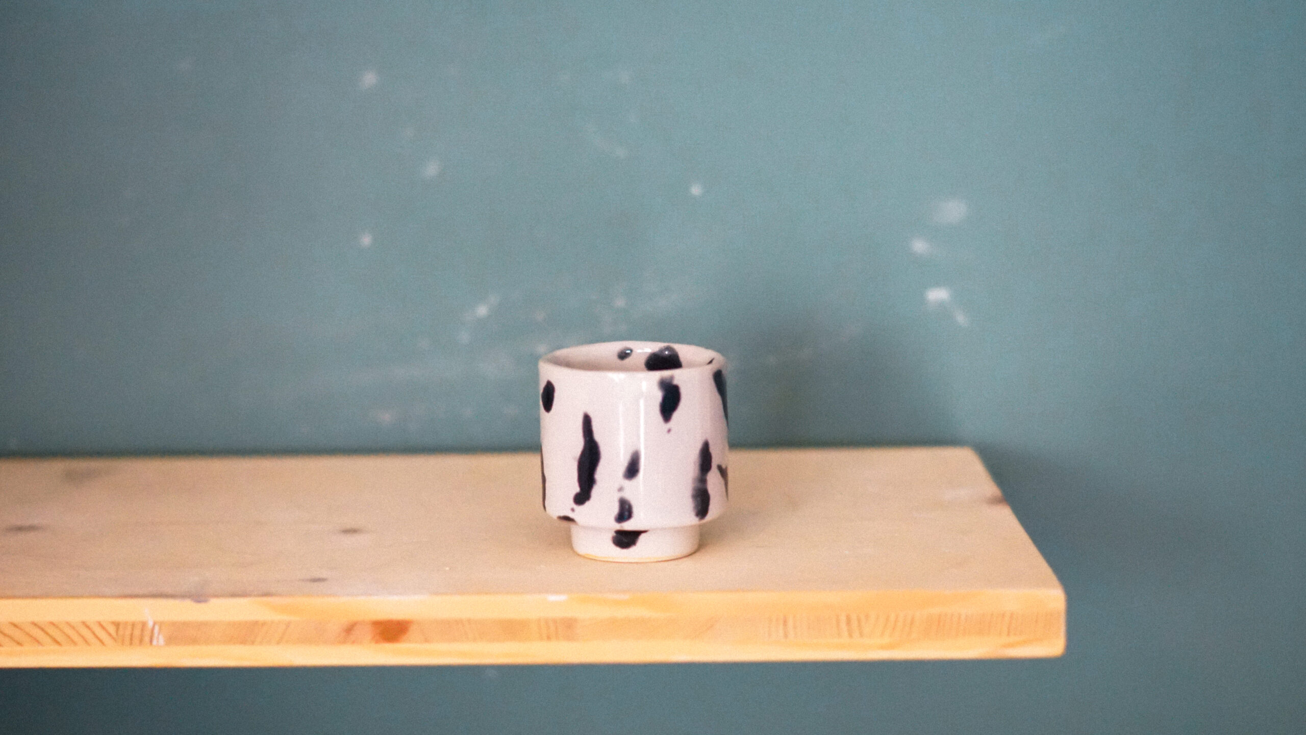 Tasse KAMO PM - blanc, tâches noires