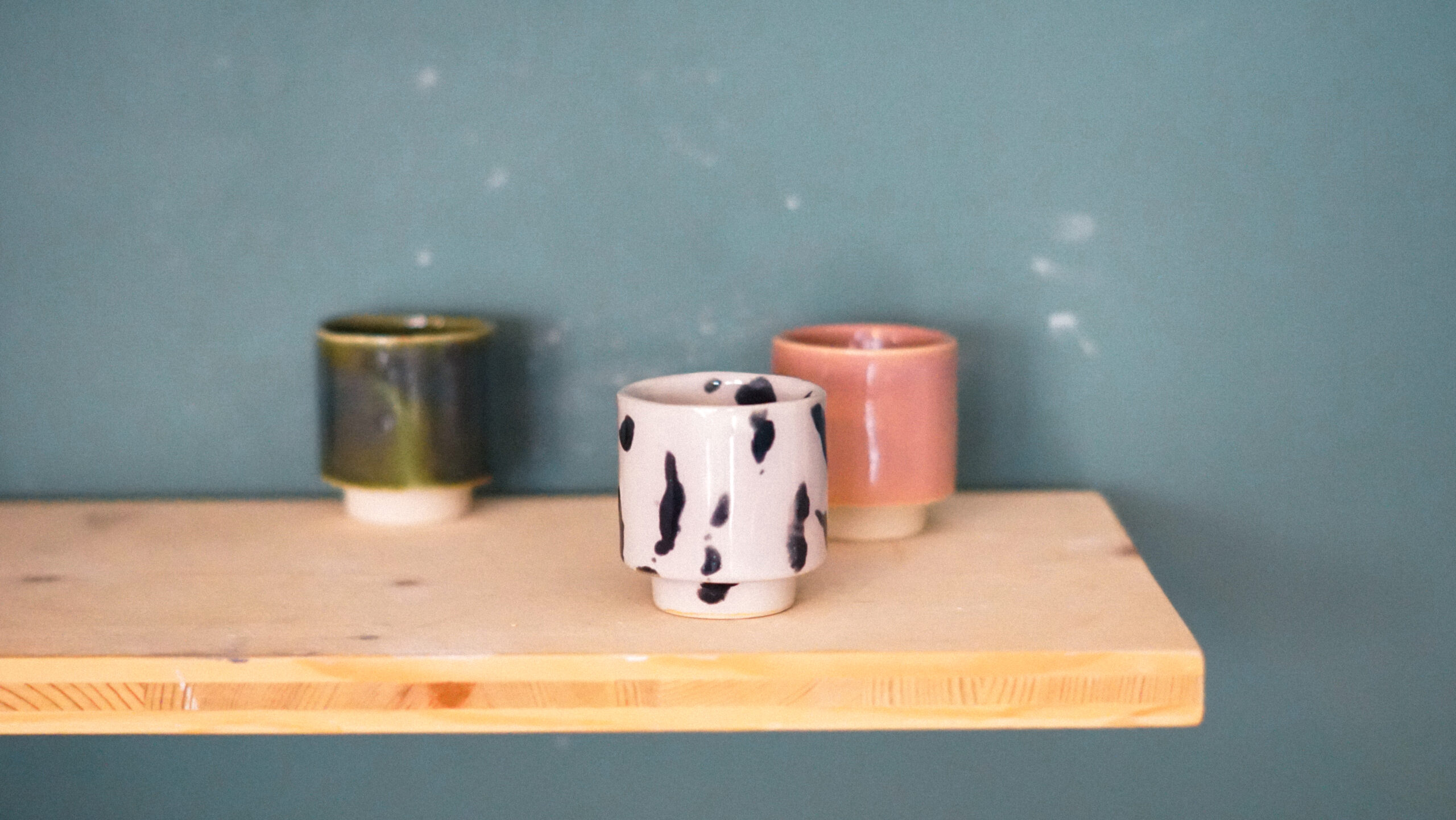 Tasse KAMO PM - blanc, tâches noires – Image 2