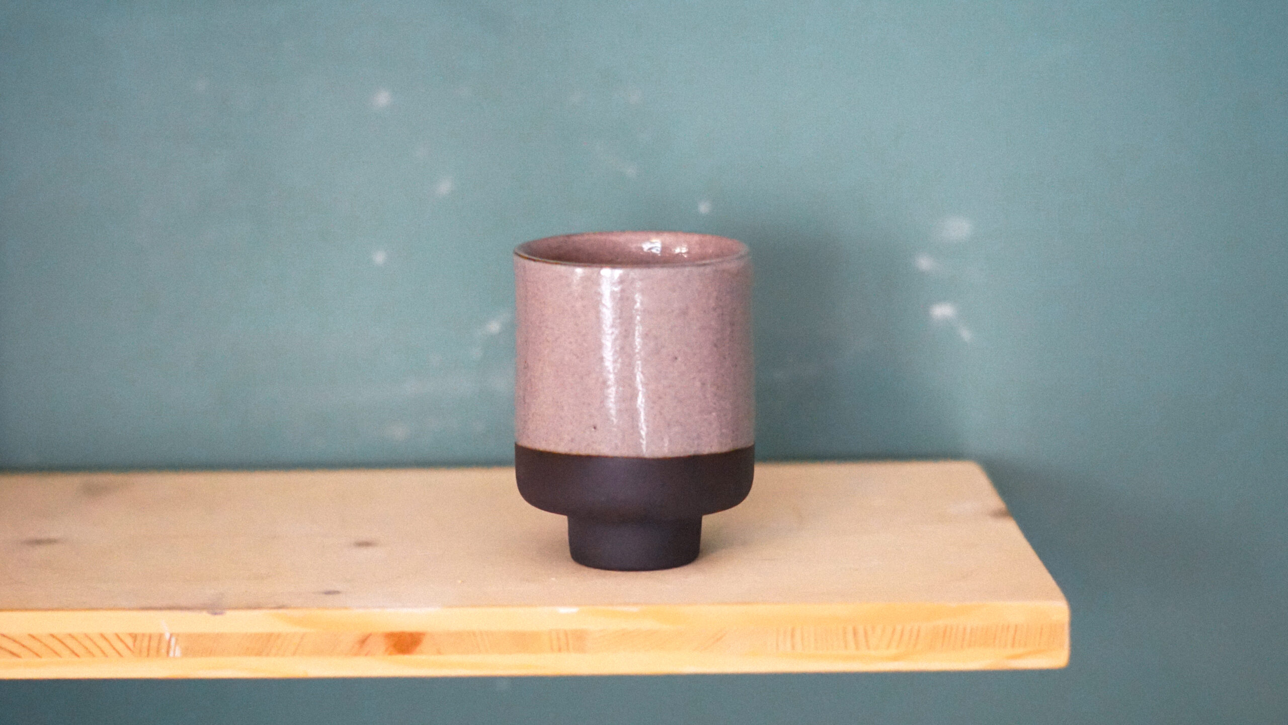 Tasse KAPPU GM - terre noire émail rose clair